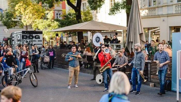 Freifahrt, Verkostungen, Musik und längere Öffnungszeiten: Bei "Alive after Five" war am Freitag in der Innenstadt einiges los.