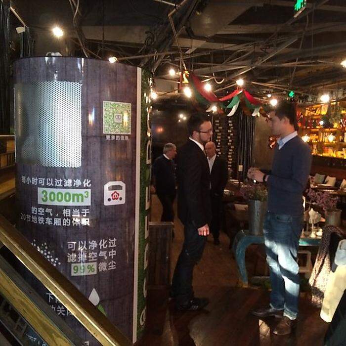 Ein Filtergerät reinigt die Luft in einem China-Restaurant