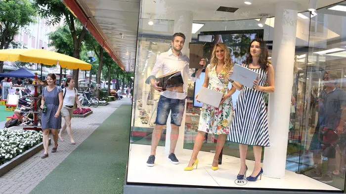 Mit „lebenden“ Schaufenstern, einer Modeschau direkt auf der Straße und Live-Musik hat Donnerstagnachmittag das „Picknick in der Stadt“ begonnen. Die Veranstaltung verwandelt noch heute und morgen Teile der Bahnhofstraße, Paradeisergasse und des Kardinalplatzes in eine gemütliche Picknickwiese.