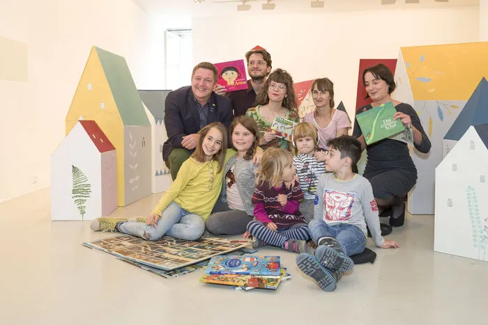 Galerieleiterin Edith Kapeller, Simone Dueller, Organisator Martin Mittersteiner und Bürgermeister Günther Albelmit den Kindern in der Lesestadt