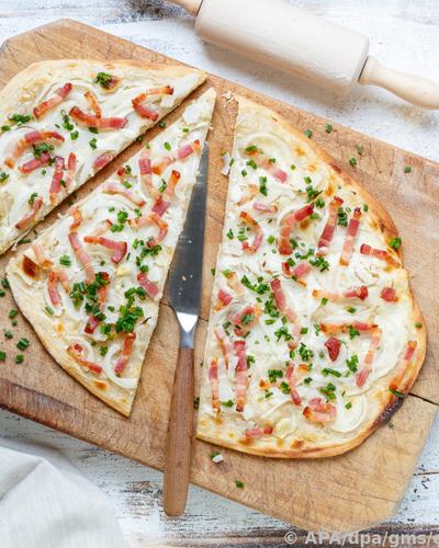 Der Teig für den Flammkuchen Elsässer Art sollte möglichst hauchdünn ausgerollt werden