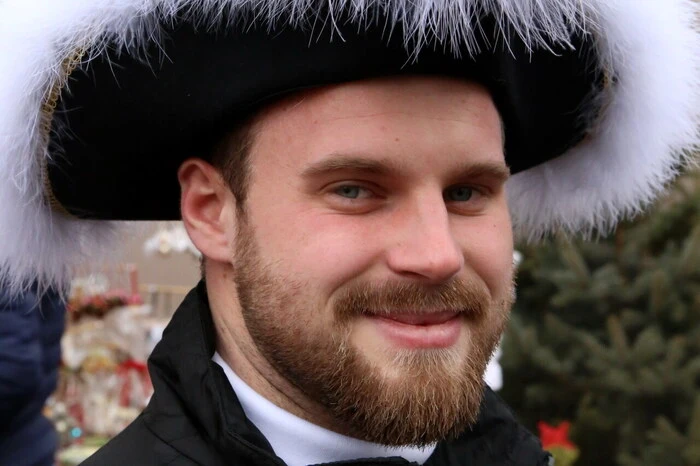 ...und Herzog „Philipp I“ (Philipp Subosits) Weihnachtslieder am Hauptplatz.   