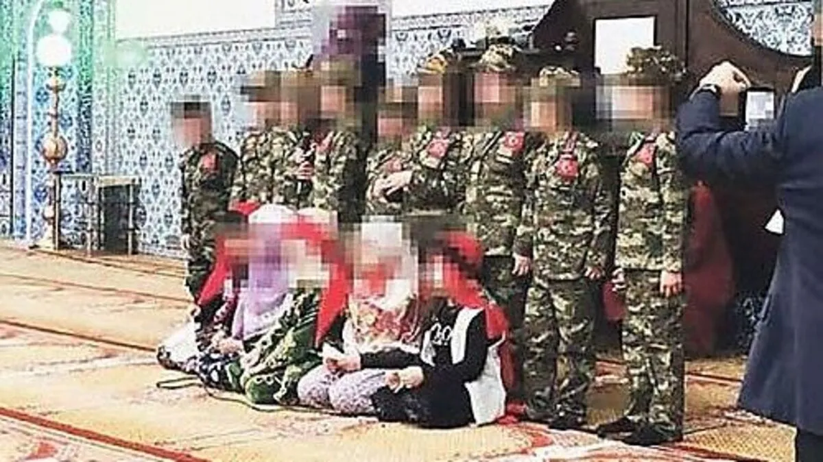 Der Falter schreibt: "Am 18. März postete ein Vater dieses Foto: Am Tag des Einmarsches türkischer Soldaten in Afrin huldigten Kinder in der Atib-Moschee in der Dammstraße in Wien den "Märtyrern" 