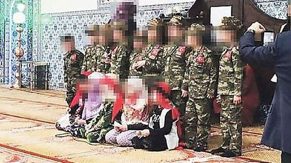 Der Falter schreibt: &quot;Am 18. März postete ein Vater dieses Foto: Am Tag des Einmarsches türkischer Soldaten in Afrin huldigten Kinder in der Atib-Moschee in der Dammstraße in Wien den &quot;Märtyrern&quot; 