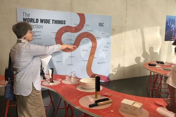Der "Marktplatz" im Auditorium zeigt internationale Design-Souvernis
