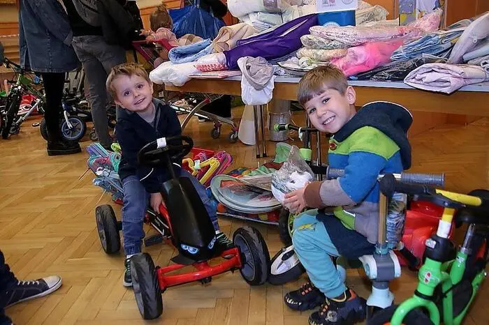 Baby- und Kinderkleidung, Schuhe und Umstandsmode, alles war genau nach Größen sortiert, Kinderwagen, Hochstühle, Spielsachen, Bücher, CDs, DVDs, Autositze, Kinderräder sowie viele andere Gegenstände wurden angeboten. 