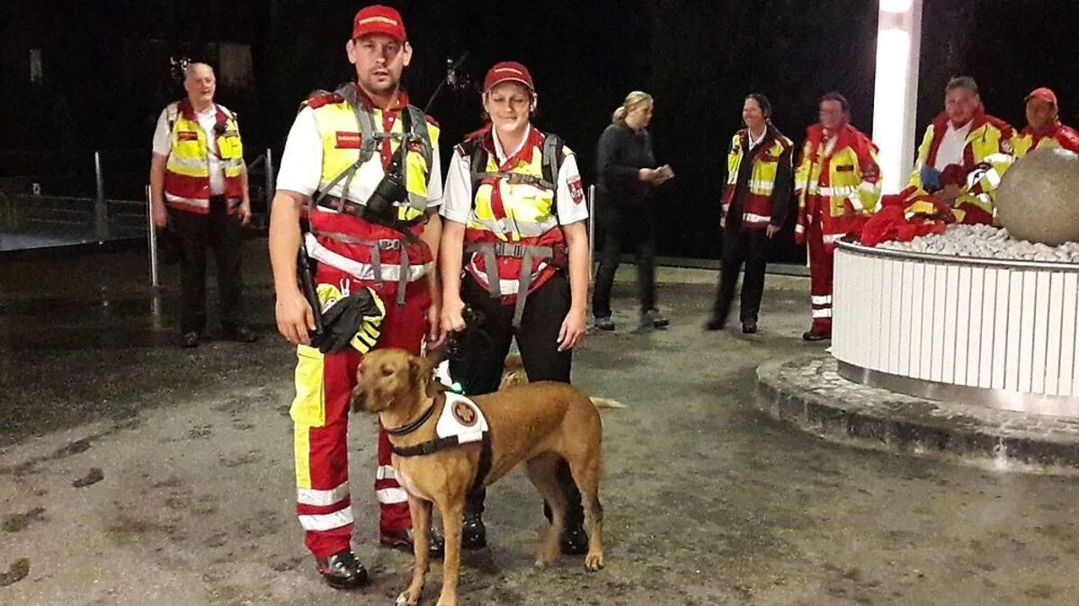 Hundeführerin Martina Certov mit Stöberhündin Amira und Einsatzhelfer Robert Hribernig fanden den Patienten