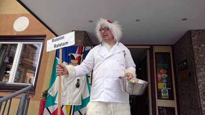 Die Einkaufsgemeinschaft REZ organisierte wieder den Faschingsumzug unter Anja Schmid. Der ehemalige Obmann Metzgerwirt Emanuel Stadler grüßte den Umzug der Narren korrekt mit: "Ratetim Ratetam"