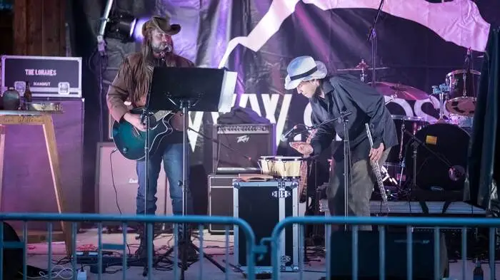Zahlreiche Rock- und Popfans ließen sich auch von schlechten Wetter nicht abhalten und feierten im strömenden Regen mit den Bands bei der Neuauflage des Crossover Musikfestes in Griffen.