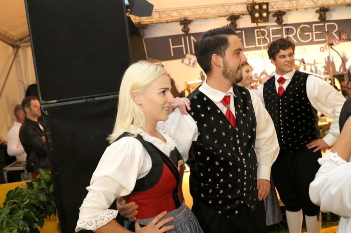 Während im Festzelt die Volkstanzgruppe Wabelsdorf (Foto) für den Auftanz sorgte, brillierte die LJ Eberstein bei der Mitternachtseinlage. 
