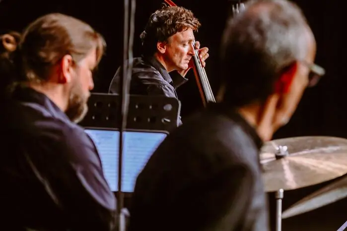Helmut Iberer, Wolfgang Wippel und Andreas Woyke am Klavier, Klaus Fürstner am Schlagzeug und Ewald Prügger am Bass traten im Live Congress Leoben auf.