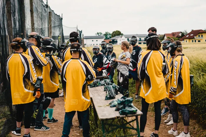 Vor dem Spielfeld werden die Hopper (der Vorratsbehälter für die Paintballs) befüllt