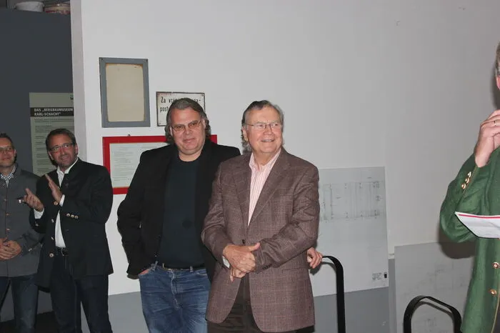 Auch Max Moitzger jun. (rechts), der Sohn des Künstlers, kam zur Ausstellungseröffnung.