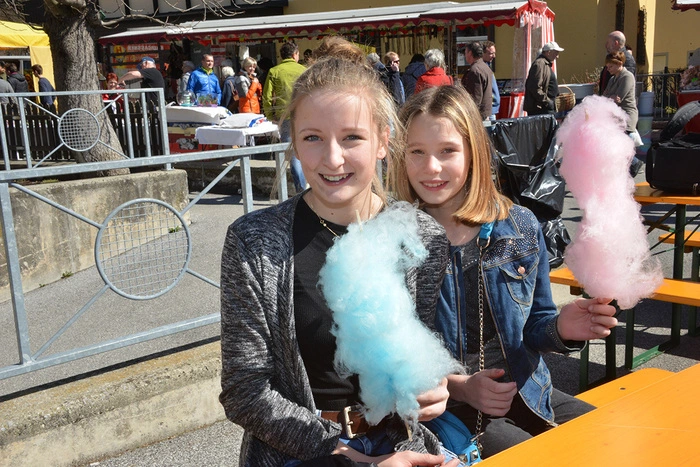 Genossen ihre Zuckerwatte, Selina und Lisa.