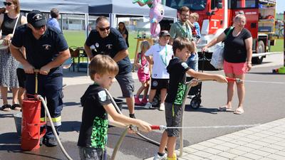 Das Kiwanis-Kinderfest im Freizeitzentrum Feldbach bot ein abwechslungsreiches Programm. Unter anderem konnten sich die Kinder als Feuerwehrmänner und -frauen ausprobieren