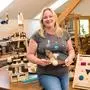 Geschäftsführerin Edith Erjavec vor dem TÜV-geprüften Holzspielzeug, mit dem auch Kindergärten beliefert werden: „Wir haben eine Million Ideen“