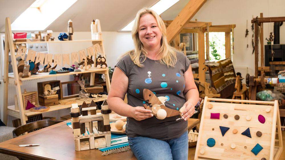 Geschäftsführerin Edith Erjavec vor dem TÜV-geprüften Holzspielzeug, mit dem auch Kindergärten beliefert werden: „Wir haben eine Million Ideen“