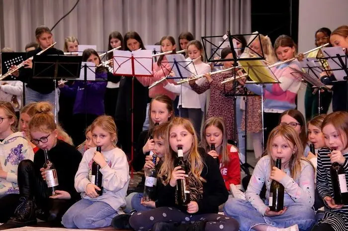 Im Anschluss gab es eine öffentliche Abschlusspräsentation, bei der das Stück „Jungle Dance“ aufgeführt wurde, auch Offermans gab bei dem Konzert Einblick in sein Können als Flötist. 