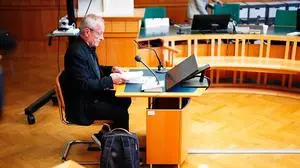 Peter Pilz am Freitag, 05. Juli 2024, anl. eines Prozesses wegen verbotener Veröffentlichung im Zusammenhang mit der "Spitzelaffäre" im Jahr 2010 und übler Nachrede zu Lasten des BFA aus dem Jahr 2018 in Wien.