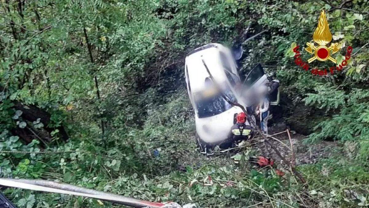 Die Feuerwehr holte das Unfallauto aus dem Graben