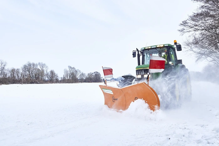 Fast alle höheren Bergstraßen waren nur mit Winterausrüstung befahrbar.
