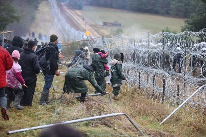 Die Lage spitzt sich seit Tagen zu: Weißrussische Sicherheitskräfte gaben polnischen Angaben zufolge im Grenzgebiet Schüsse ab, um Migranten einzuschüchtern. Sie jagten den Migranten Angst ein, indem sie Schüsse in ihrer Anwesenheit abfeuerten.