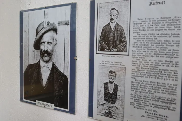 Viele Bilder von früher sind im Roseggerhaus zu finden. Hier zu sehen ist der erste Hüttenwird Peter Bergner. Er wurde ermordet.