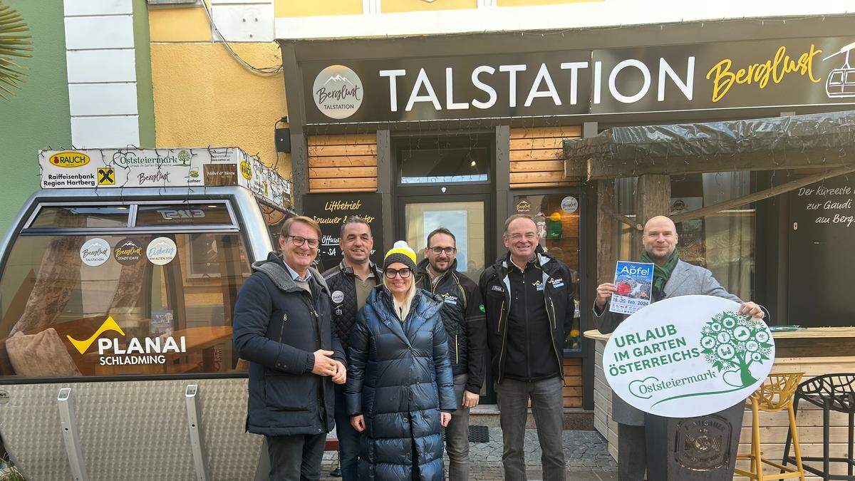 Stolz präsentierten Bürgermeister Marcus Martschitsch, „Berglust Talstation“-Inhaber Gabriele Thurner und Stefan Hufnagl gemeinsam mit Planai-Hochwurzen-Bahnen-Geschäftsführer Georg Bliem, Markus Zeiringer (Planai-Hochwurzen-Bahnen) und Stefan Schindler (Tourismusverband Oststeiermark) die Gondel in der Fußgängerzone