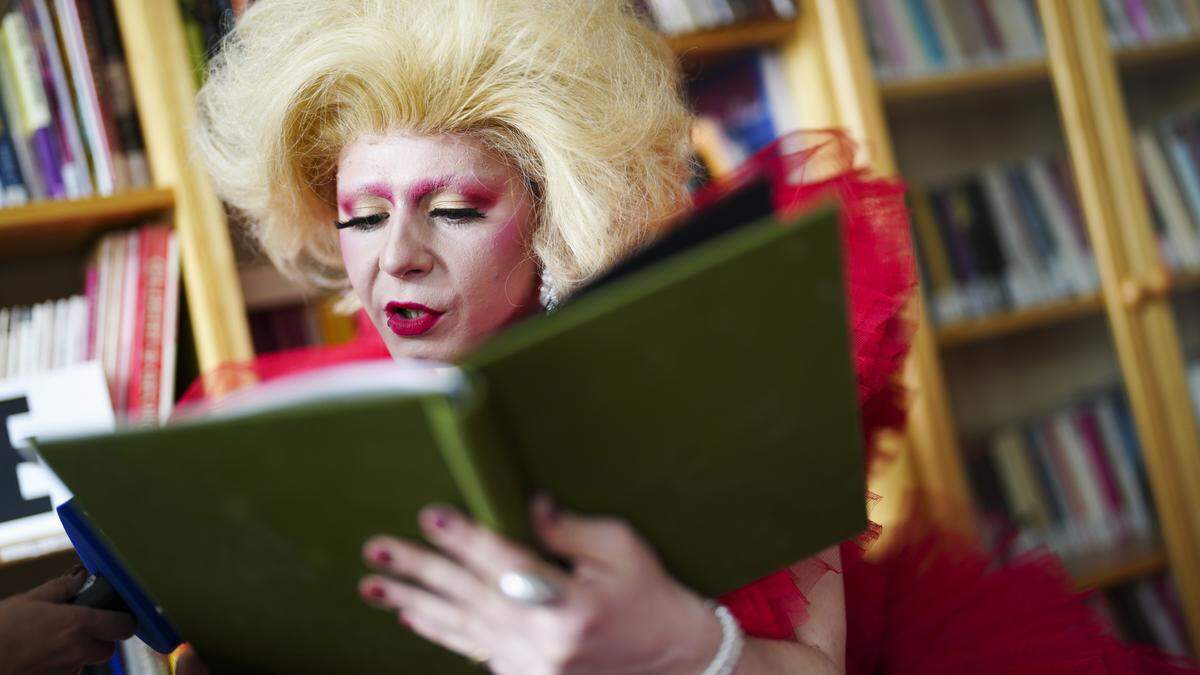 Freya Van Kant bei der Lesung &quot;Drag Storytime 4 Kids&quot;  am Sonntag, 16. April 2023, in Wien