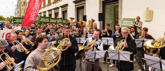 Die Oppositionsparteien setzen ihren Protest gegen die geplanten Kürzungen fort