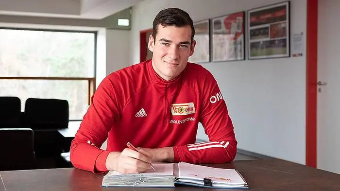 Moser bei der Vertragsunterzeichnung 