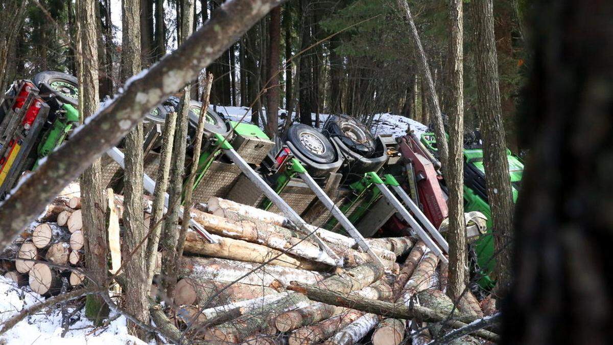 Der Lkw-Fahrer wurde nur leicht verletzt, heißt es von der Polizei. Der Lkw war voll mit Holz beladen.