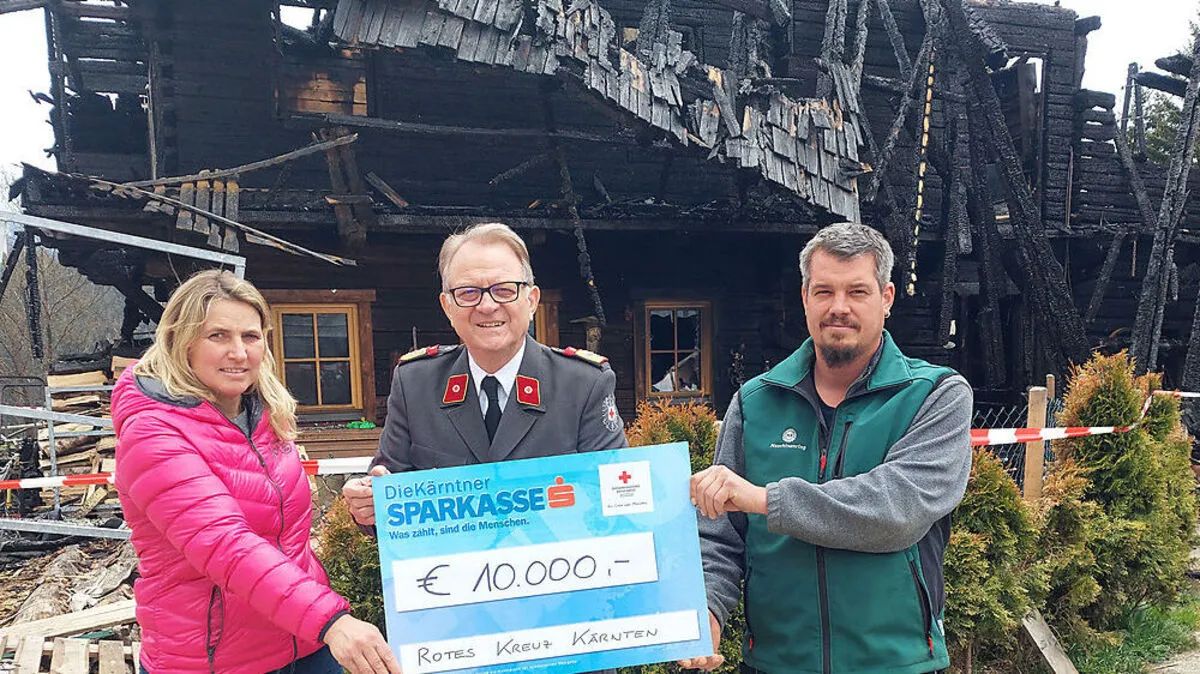 Rot-Kreuz-Präsident Peter Ambrozy mit der Familie Tauchhammer