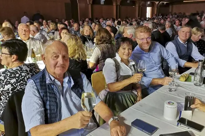 Tosender Applaus begleitete den Abend – ein Abend, der zeigte, wie zeitlos die Musik von Slavko Avsenik und seinem Bruder Vilko ist. Enkel Sašo führt das Werk seiner Familie seit über 15 Jahren fort.