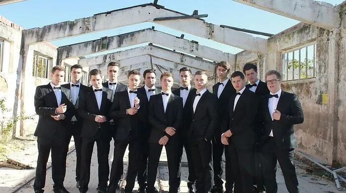 Manuel Pabel hat die 13 Maturanten der HTL Voitsberg  für ihren Maturaball in klassischer Bond-Manier abgelichtet