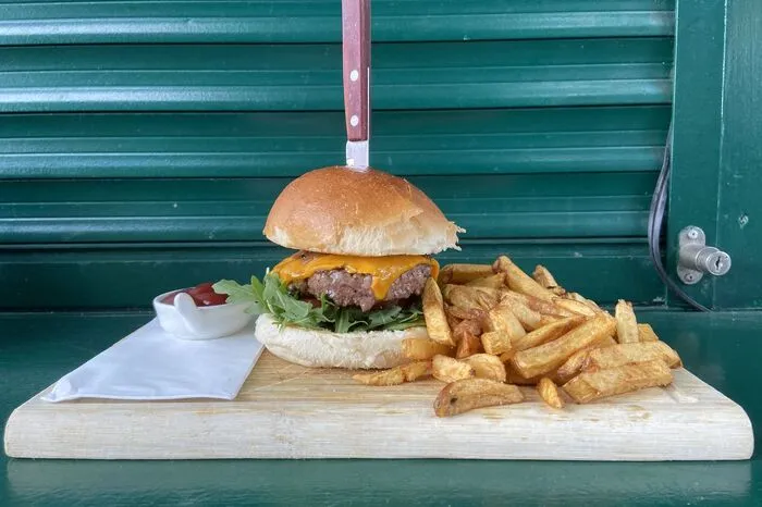Burger Eck am Jako: Vis-à-vis von einem Würstelstand gibt’s im Burgereck Fleischlaberln mit hohem Qualitätsanspruch. Fast Food ist es keines – wer Gusto auf einen „Kas Burger“ oder einen „Diego Sabroso“ hat, muss sich fast eine Viertelstunde gedulden. Das Ambiente – vis-à-vis vom Würstelstand halt – steht im „krossen“ Gegensatz zum Geschmack. Gewicht: 270 g schwer Fleisch: 100 Prozent Almo Pommes: 77, handgeschnitten, teils sehr kurz Preis: 6,50 Euro für den Burger. 2,60 für Pommes, 0,70 für die Saucen.