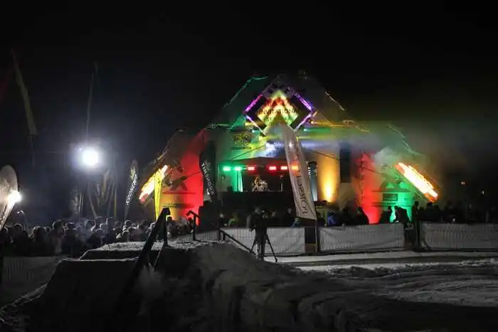 Auf der Berg-förmigen Bühne spielten Szenegrößen wie DJ Alfons auf.
