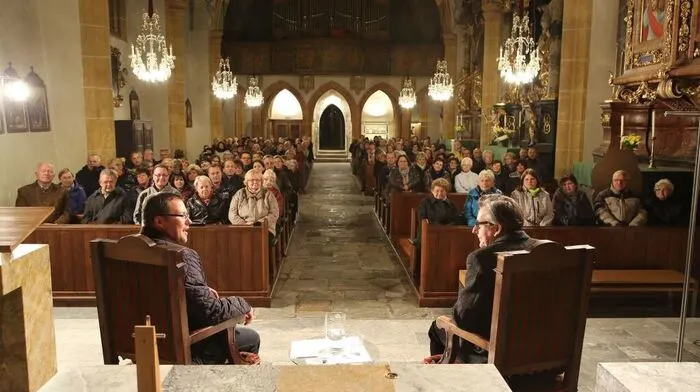 Begestert lauschten am Donnerstag zahlreiche Zuhörer in der Stadtpfarrkriche Trofaiach den Gesprächen zwischen Johannes Freitag und Silberschneider.