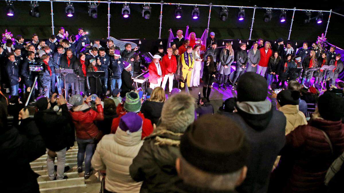 Künstler aus unterschiedlichen Genres und die 1. Mannschaft des SK Austria Klagenfurt werden Weihnachtslieder für einen guten Zweck singen.