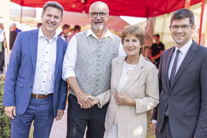 Gemeinsame Hilfe: Landesrat Daniel Fellner, Bürgermeister Klaus Glanznig, "Kärntner in Not"-Obfrau Antonia Gössninger, Landeshauptmann-Stellvertreter Martin Gruber (von links)