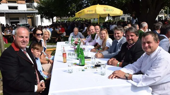 Bei schönem Wetter konnten die Besucher und Politiker gemeinsam feiern.