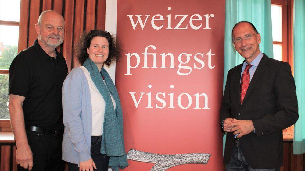 Organisator Fery Berger, Moderatorin Marie-Theres Zirm und Peter Filzmaier im Pilgerzentrum am Weizberg