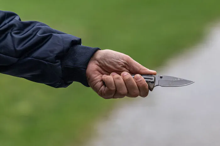Messerattacke in Rosental an der Kainach: Ein 31-Jähriger hat eine Frau (44) mehrfach in den Oberkörper gestochen. Danach ging ein Hund auf den Angreifer los. Opfer und Angreifer landeten im Spital. Ermittler prüfen Drogen-Hintergrund. Mehr dazu.