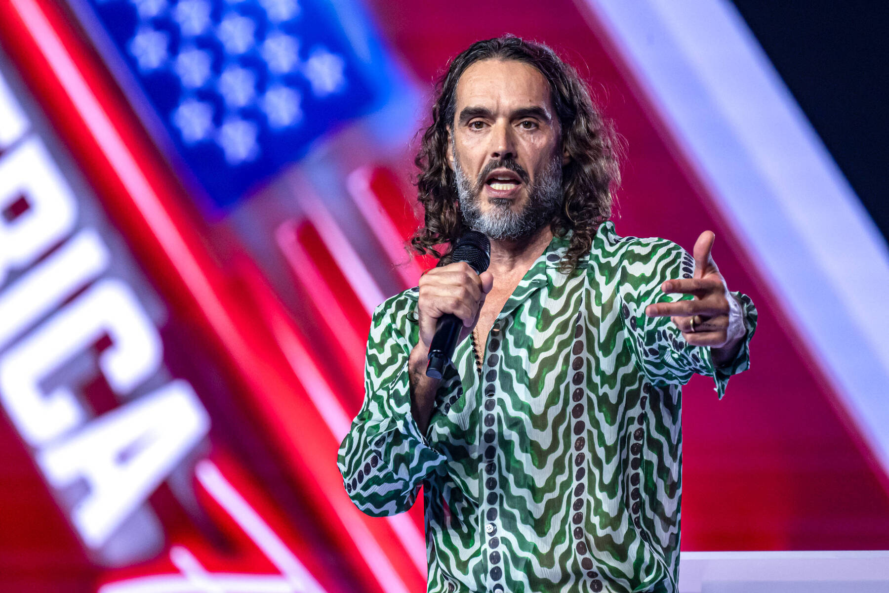 Wegen sexueller Gewalt angeklagt: Schauspieler Russell Brand gesteht Affäre mit 16-Jähriger