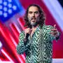Russell Brand mit Mikrofon auf einer Bühne in Phoenix