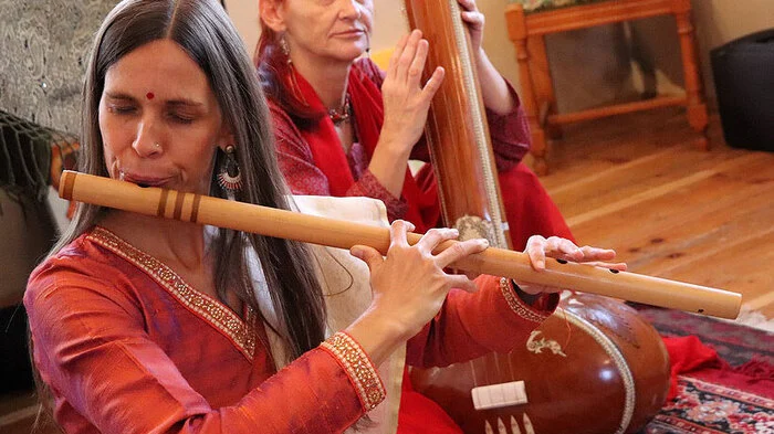 Die nordindische klassische Musik basiert auf Raga, der Melodieform, und Tala, dem rhythmischen Zyklus, und besteht zu 90% aus Improvisation. Rina Chandra, Flötistin, lernte Indische klassische Musik auf der Bansuri beim weltbekannten Maestro Pt. Hariprasad Chaurasia in Mumbai, Indien.