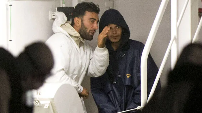 Der Kapitän (links) und sein Crewmitglied 