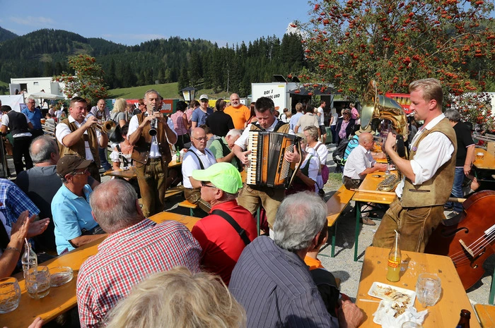 Dass Musiker auch ohne Strom mit ihren Instrumenten hervorragend Stimmung erzeugen können, bewiesen die verschiedenen Musikgruppen. Wen und was es noch am Almenkirtag zu sehen gab, verrät die folgende Bildergalerie.
