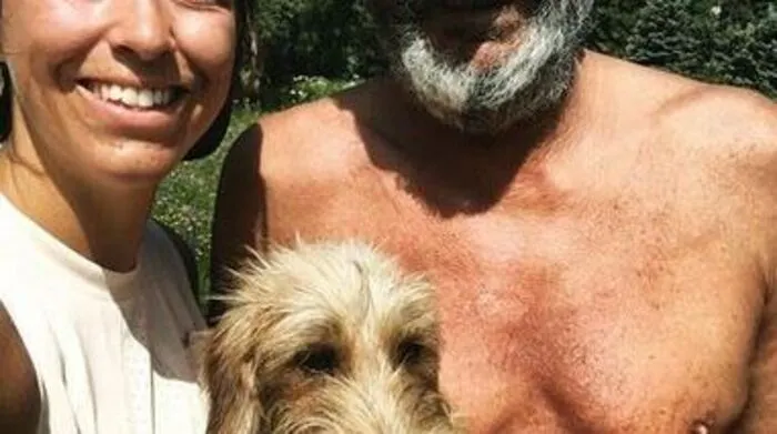 Elena Curtoni wandert mit ihrem Papa und Hund
