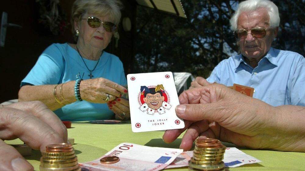 Pensionistenrunde in Wien beim Karten spielen